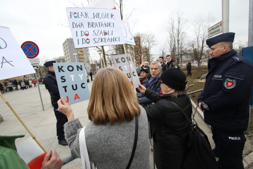 Awantura przed Wojewódzkim Domem Kultury w Kielcach podczas powitania prezydentów Polski i Węgier. Interweniowała policja (WIDEO,ZDJĘCIA) 