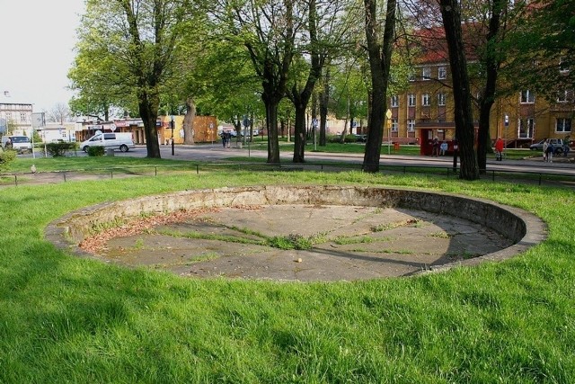 Okolice dworca kolejowego w Białogardzie. Przejdą porządny remont. Naprawiona ma być też stara fontanna.