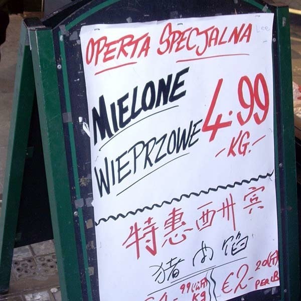 Uliczna reklama przed sklepem. Wielu Polaków mieszka w dzielnicy chińskiej, która teraz jest nazywana już przez Irlandczyków polsko-chińską. Obie nacje niewątpliwie bardzo się różnią, ale zbliżają je skłonności kulinarne. Irlandczycy jedzą głównie wołowinę.