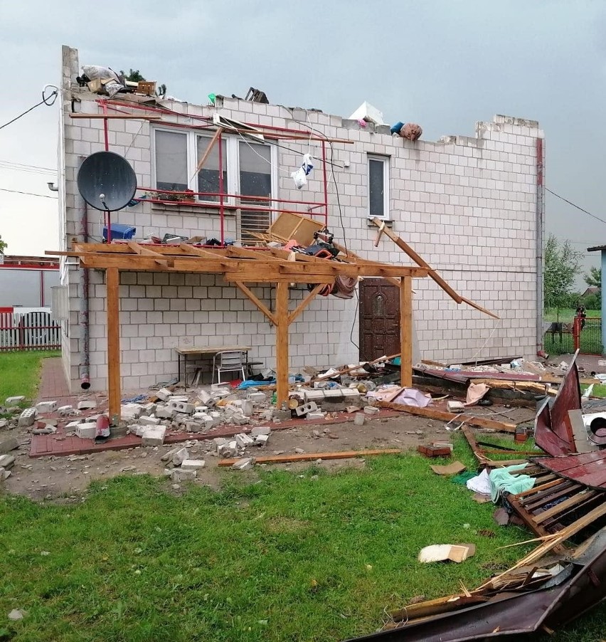 Jeden ze zniszczonych domów w powiecie zwoleńskim.