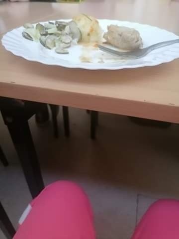 Szkoła Podstawowa w Drążdżewie serwuje swoim uczniom takie posiłki. Mama jednej z uczennic jest zbulwersowana 