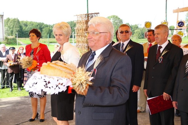 Życzenia składali gospodarze dożynek. Z chlebem Jerzy Koziński, starosta zwoleński.