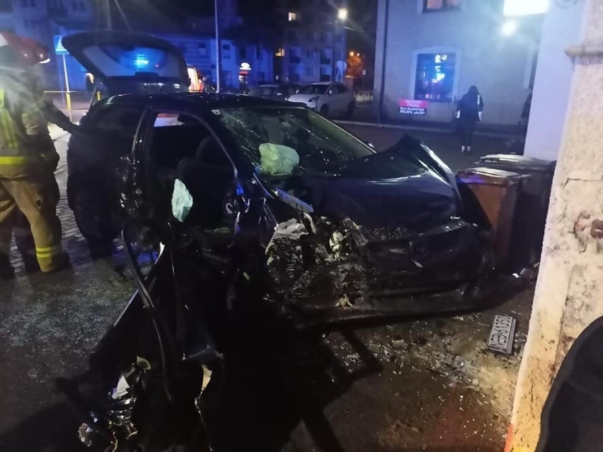 Nowy Dwór Gdański: Wypadek na ul. Warszawskiej. Cztery osoby poszkodowane, samochód uderzył w budynek