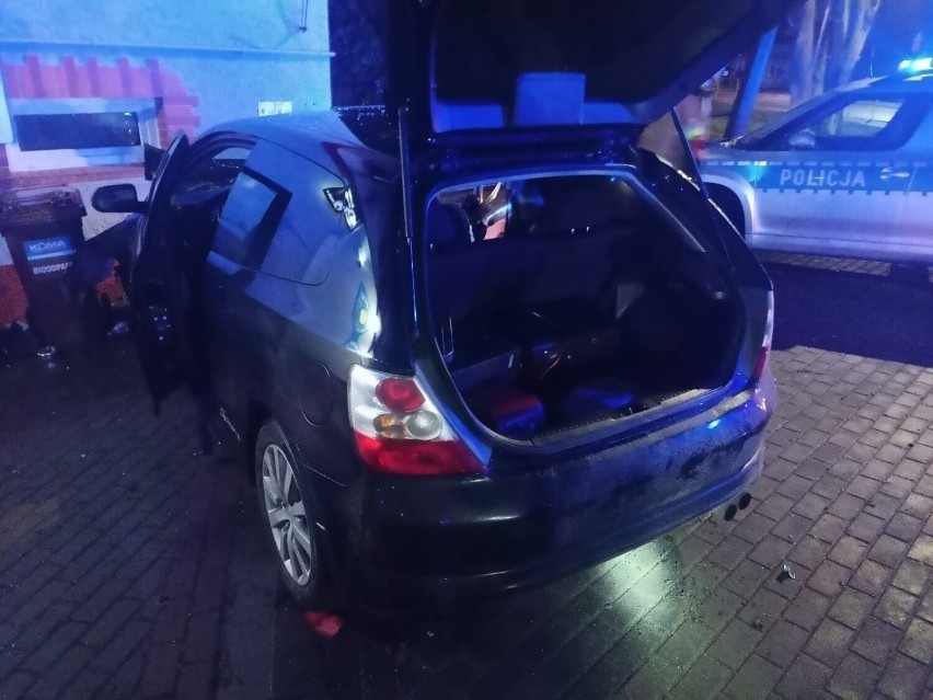 Nowy Dwór Gdański: Wypadek na ul. Warszawskiej. Cztery osoby poszkodowane, samochód uderzył w budynek
