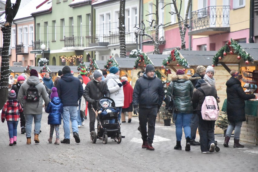 Kurpiowski Jarmark Bożonarodzeniowy w Ostrołęce oficjalnie rozpoczęty. 6.12.2023 - dzień pierwszy: zakupy, występy i zdjęcia z Mikołajem