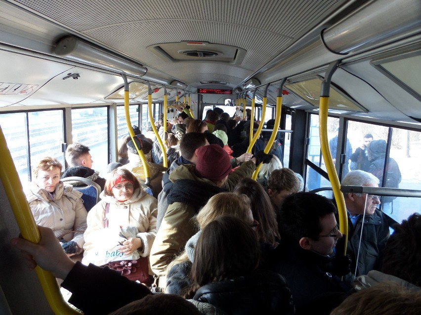 Kraków. Mogilska jest przejezdna, ale w autobusach tłok [ZDJĘCIA]