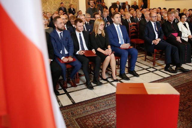 Sesja inauguracyjna Rady Miasta Gdańska. Prezydium wybrane, prezydent i radni złożyli ślubowanie, ale nie wszyscy [zdjęcia]