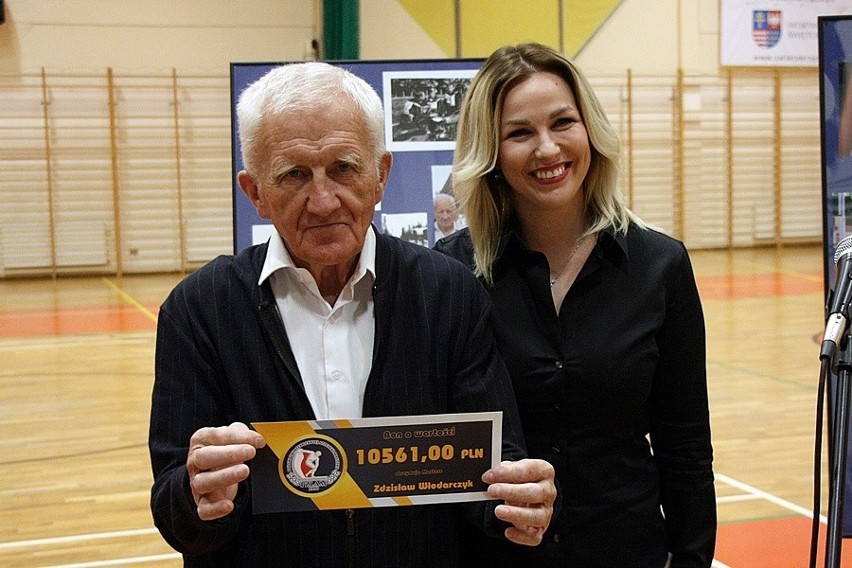 Zdzisław Włodarczyk otrzymał symboliczny czek od pomysłodawczyni zbiórki Katarzyny Pająk