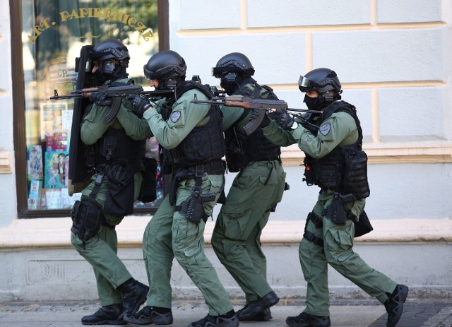 We wtorek w centrum Radomia kręcone były sceny do filmu z udziałem policjantów z Sekcji Antyterrorystycznej KWP.