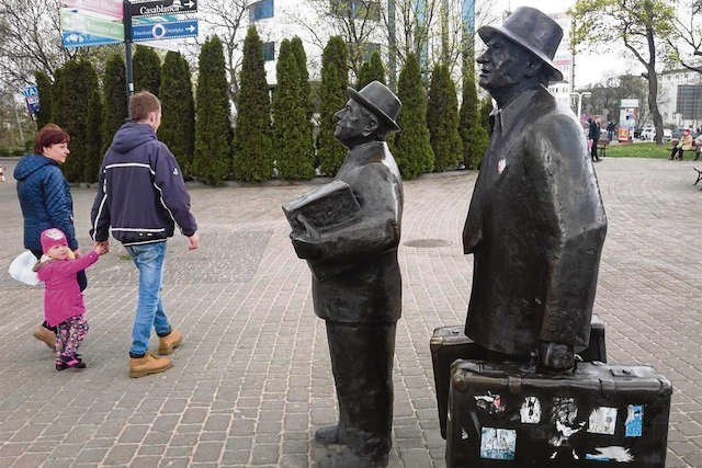 Pomniczek Kargula i Pawlaka zostanie poddany pracom konserwatorskim, bo dawno nie był odnawiany