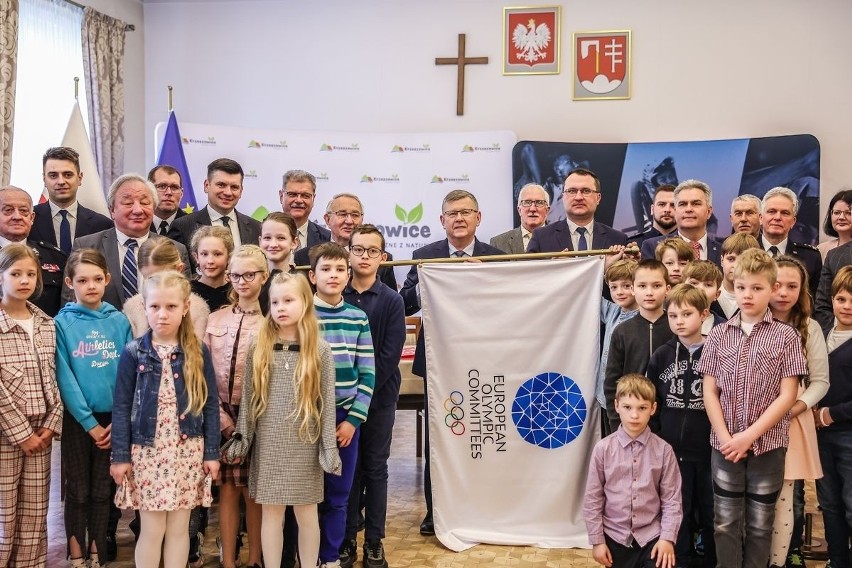 Przekazanie repliki flagi Igrzysk Europejskich 2023 miastu...