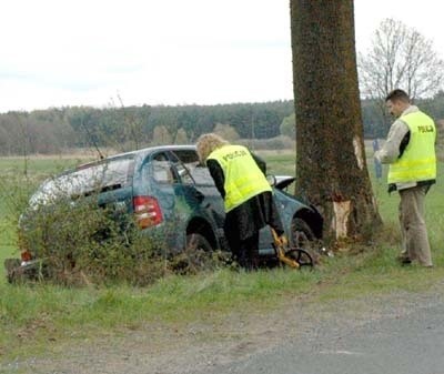 W czerwcu zeszłego roku na drodze z Choszczna do Wardynia rozbił się seat. Auto odbiło się od drzewa. Pasażer zginął. Policjanci są przekonani, że gdyby nie drzewo, mężczyzna by przeżył. Potwierdził to Zarząd Dróg Wojewódzkich w Koszalinie.
