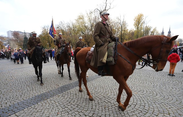 Ułani z grypy rekonstrukcyjnej wyróżniali się z całego, wielkiego orszaku, jaki przeszedł 11 listopada ulicami Radomia.