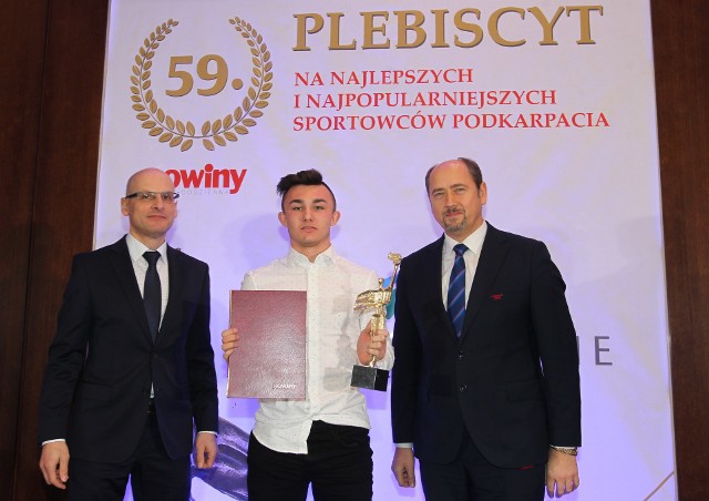 17 kandydatów walczy o prestiżowy tytuł Talent Roku 2019. Taką nagrodę Nowiny przyznają dopiero od połowy lat 90-tych, ale na liście triumfatorów są takie postaci jak choćby Paweł Miesiąc, Kacper Lesiak czy Mateusz Masowski. Kto wygra w edycji '19, podczas której głosy oddaje kapituła plebiscytu.Rok temu zwyciężył Kacper Sadłocha, piłkarz PGE Stali Mielec, który kilka dni po gali podpisał kontrakt z francuskim Lens: