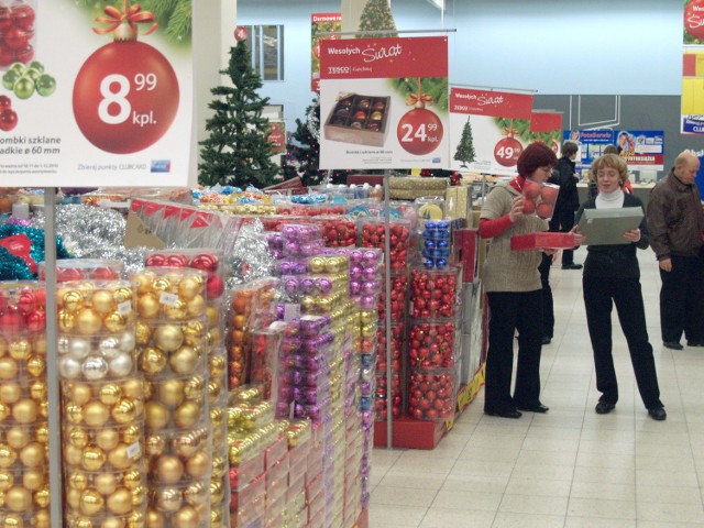 Wszelkich ozdób choinkowych jest w sklepach tyle, że można dostać zawrotu głowy. W koszalińskim sklepie "Tesco" naprawdę trudno się zdecydować, co wybrać.