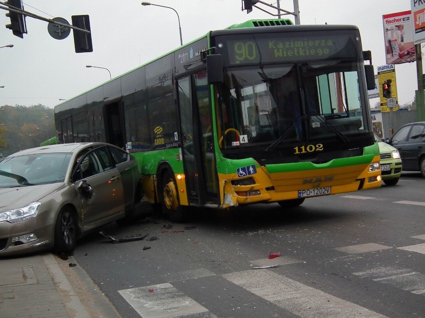 Wypadek na Garbarach. Samochód zderzył się z autobusem...