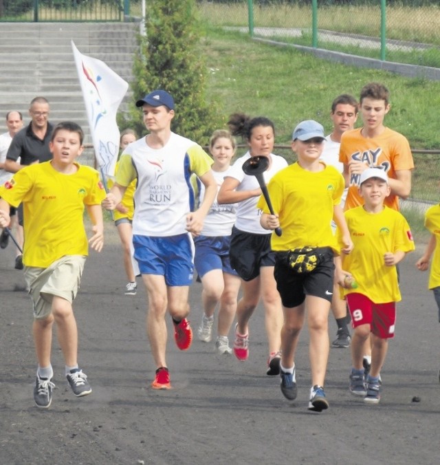 W sztafecie na sokólskim stadionie razem z uczestnikami Peace Run pobiegły dzieci z Uczniowskiego Klubu Sportowego Batory