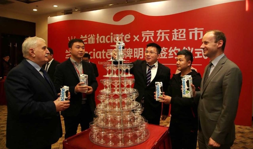 Mistrz olimpijski Pane Chen Yibing promuje mleko z Grajewa...