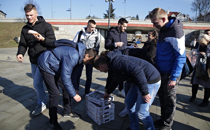 Wisła Kraków. Piłkarze „Białej Gwiazdy” rozdawali pączki [ZDJĘCIA]