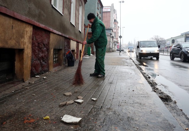 Kawał tynku odpadł z kamienicy wczoraj rano.  Chwilę później rozbite resztki zmieciono z chodnika