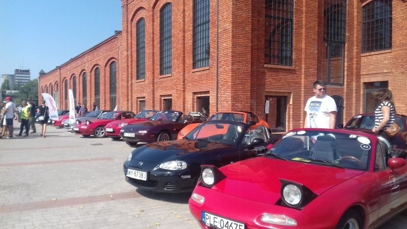 Kultowy model mazdy MX5 można było podziwiać w Łodzi, przyjechało aż 200 samochodów tego modelu