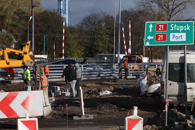 Taki widok na szczęście należy już do przeszłości. Teraz budowlańcy wykonują prace wykończe-niowe. Inwestor zastanawia się, czy usprawiedliwić wykonawcy kilka miesięcy opóźnienia