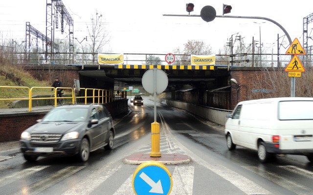 Przejazd pod wiaduktem na placu Armii Krajowej w Toruniu będzie remontowany. W związku z tym wprowadzone zostaną zmiany w organizacji ruchu.