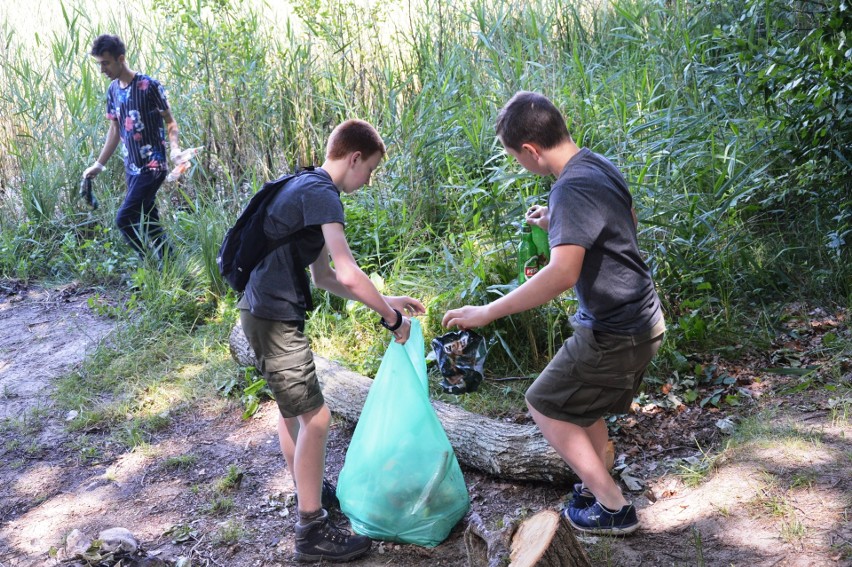 Bytów. Akcja sprzątania jeziora Jeleń. Pozbierano mnóstwo śmieci (zdjęcia)