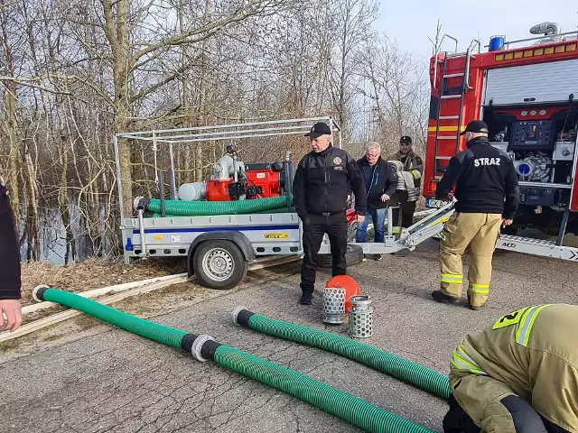 Mieszkańcy Bochowa, aby dojechać do swojej miejscowości muszą nadrobić spory odcinek. Wszystko przez zalaną ulicę. Strażacy próbowali udrożnić przejazd. Bez skutku.