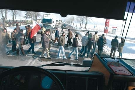 Kierowcy tirów, chociaż wczoraj musieli godzinę stać na blokadach, solidaryzowali się z protestującymi. Wszystkim bowiem zależy na poprawie jakości naszych dróg i bezpieczeństwa na nich.