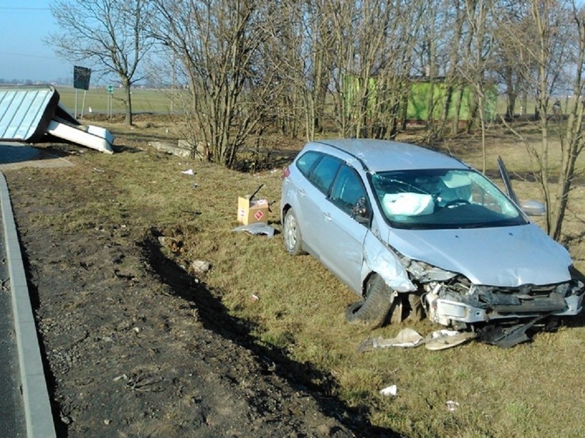 Rozbite dwa auta, zniszczone dwa znaki oraz przystanek autobusowy - kraksa w Jarantowicach [zdjęcia]