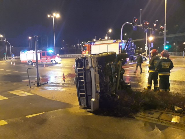 Osobowy ford zderzył się z jeepem. W wyniku wypadku samochód terenowy przewrócił się na bok