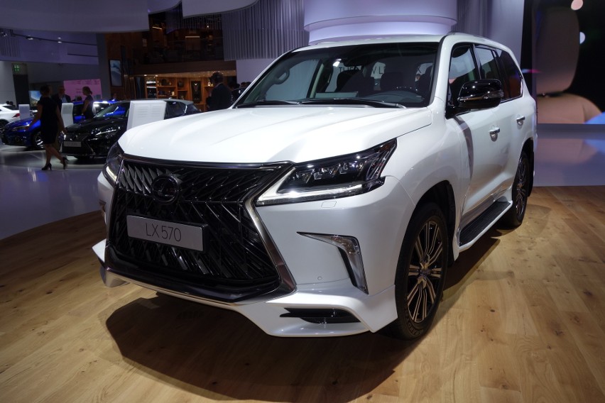 Lexus LX570...