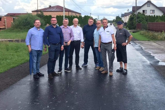 Burmistrz gminy Warka wraz z przedstawicielami instytucji podczas odbioru technicznego drogi.