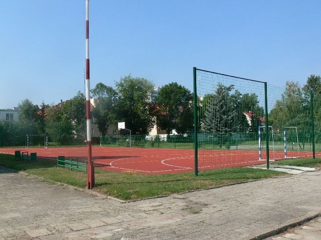 Już za kilkanaście dni z wielofunkcyjnego boiska sportowego, jakie powstało przy Zespole Szkół Ogólnokształcących imienia Kopernika w Tarnobrzegu skorzysta kilkuset uczniów.