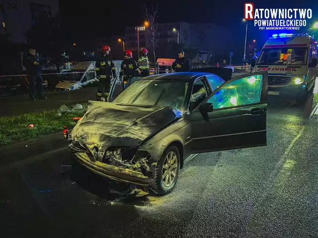 Poważny wypadek miał miejsce w piątek po godzinie 22. Do zdarzenia doszło w Ełku na rondzie przy ulicy Kilińskiego. Smochód marki BMW zderzył się z volkswagenem. 