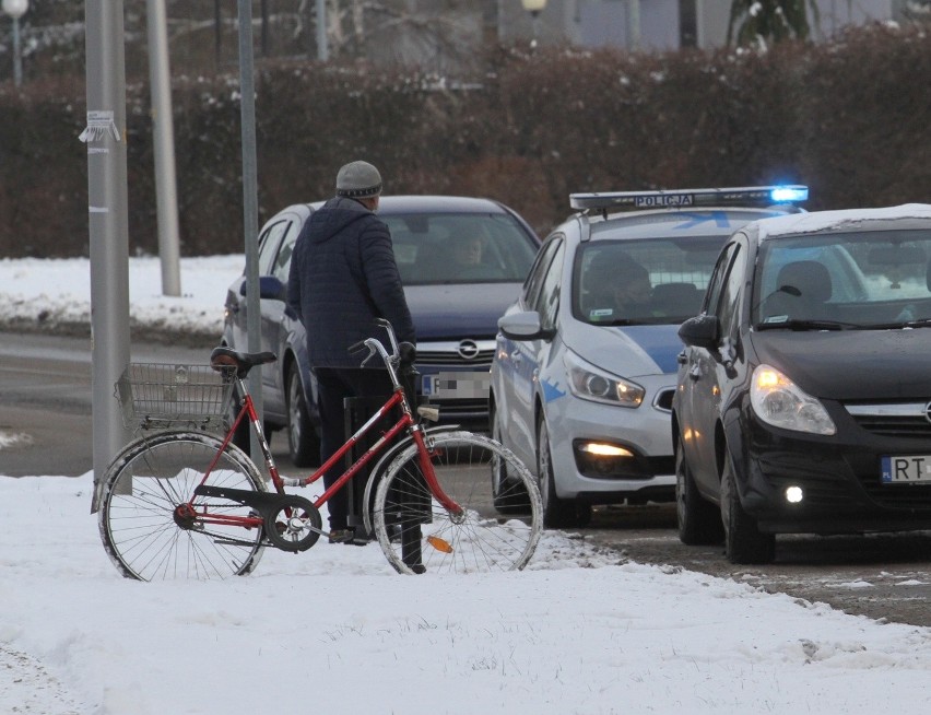 Wypadek w Tarnobrzegu. Ucierpiał rowerzysta potrącony przez samochod