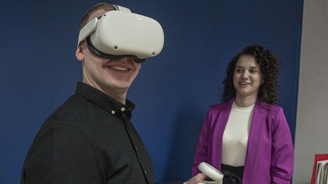Krystian po raz pierwszy zastosował technologię VR do unowocześnienia prowadzonych przez siebie szkoleń BHP. Potem uznali z Kamilą, że świetnie będzie się ona nadawać do zastosowania w jej branży, czyli logopedii