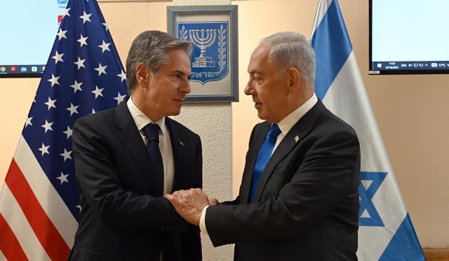 Przed czwartkową wizytą w Izraelu Blinken wydał oświadczenie, w którym zadeklarował, że "Ameryka stoi ramię w ramię z Izraelem i jego ludem dziś, będzie stała jutro, a także każdego następnego dnia".