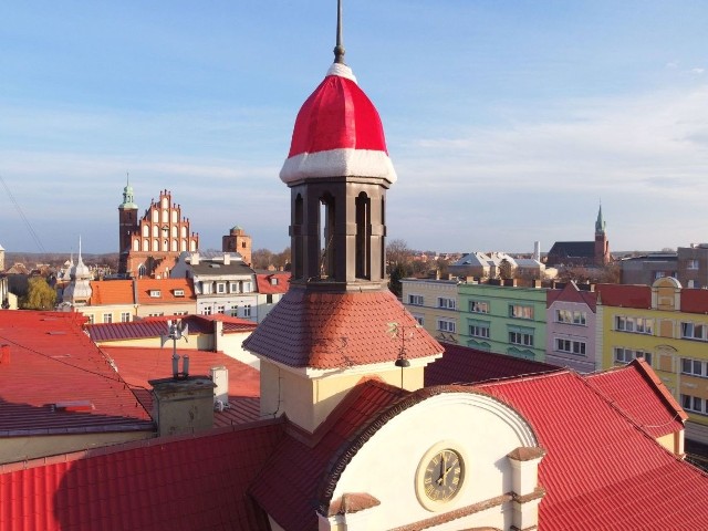 W Żarach oprócz ogromnej choinki przed ratuszem i ozdób porozwieszanych w mieście, wieża ratusza została ubrana we wspaniałą czapkę Mikołaja. Zobacz jak wygląda świąteczna iluminacja w Żarach
