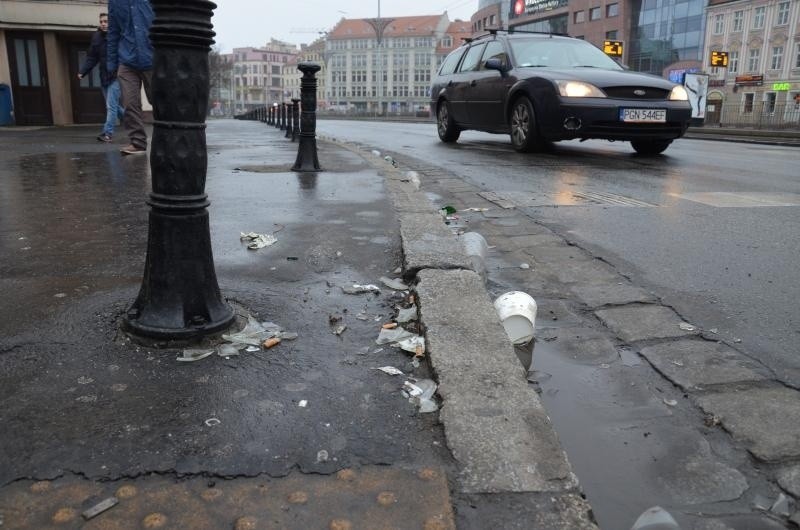 Sprzątali po sylwestrowej zabawie. Rynek czysty. Śmieci zalegały wokół (ZDJĘCIA)