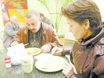 Zbigniew i Janina Gorczyńscy zajadają się pierogami i gołąbkami w jednym z opolskich barów. - Do ?McDonald?sa? przychodzimy jedynie z dziećmi, bo one bardzo to lubią... - mówią.