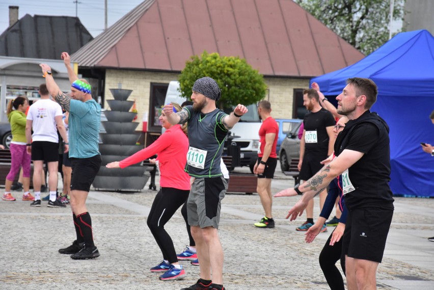 Ponad sto osób w biegu na 11 kilometrów w Daleszycach. Ogromne emocje na trasie [ZNAJDŹ SIĘ NA ZDJĘCIACH] 