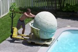 Wrzucili gigantyczną musującą kulę do basenu. Niesamowity efekt! [wideo]