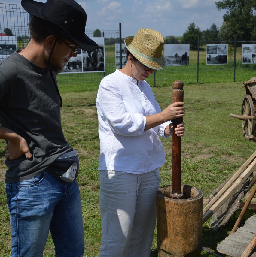 Na polach pracują kombajny, a w Ostrowie wyciągnęli z lamusa sierpy i kosy