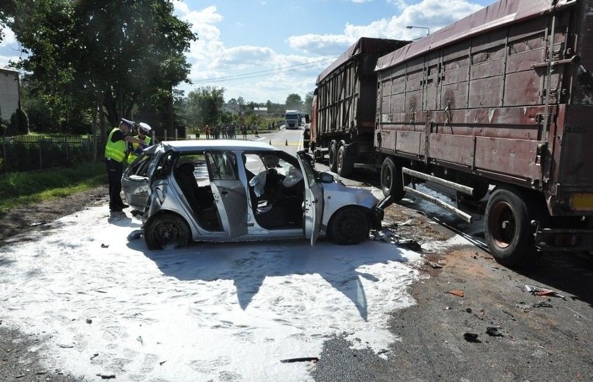 Szczuczyn. Wypadek śmiertelny. Skoda zderzyła się z ciężarówkami (zdjęcia)