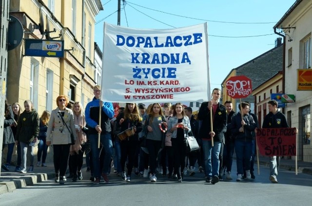 Happening pod hasłem “Dopalacze kradną życie” zorganizowali uczniowie Liceum Wyszyńskiego w Staszowie.