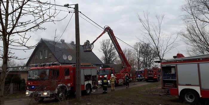 Pożar domu w Kłopocie. Spłonęło poddasze [ZDJĘCIA]