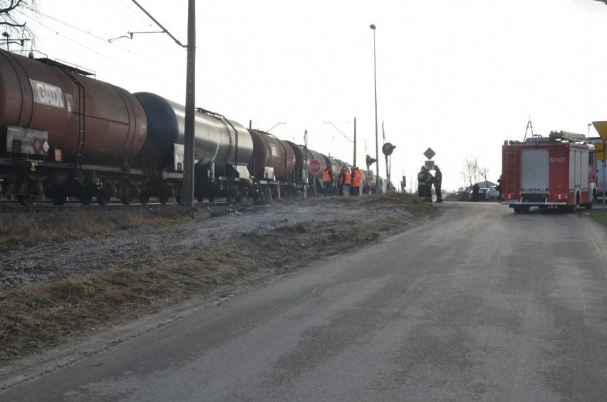 Wypadek na przejeździe kolejowym w Dalkach: Samochód...