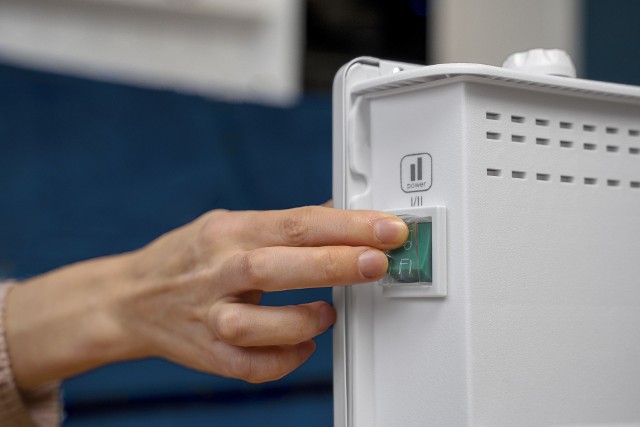 Montaż termostatów na grzejnikachZawory termostatyczne w łatwy sposób regulujątemperaturę w pomieszczeniach. W słoneczny dzień automatycznie ograniczają ogrzewanie, utrzymując zadaną temperaturę w pokoju. Kosztjednego zaworu to od 30 do 120 zł.